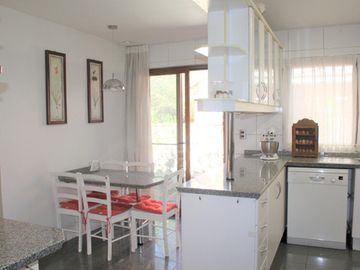 PRECIOSA CASA EN VENTA 5 DORM PIEDRA ROJA CHICUREO COLINA