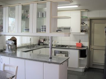 PRECIOSA CASA EN VENTA 5 DORM PIEDRA ROJA CHICUREO COLINA