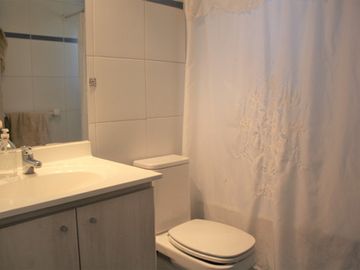 PRECIOSA CASA EN VENTA 5 DORM PIEDRA ROJA CHICUREO COLINA