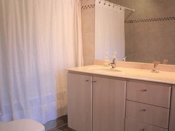 PRECIOSA CASA EN VENTA 5 DORM PIEDRA ROJA CHICUREO COLINA
