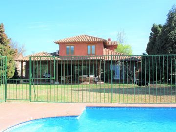 PRECIOSA CASA EN VENTA 5 DORM PIEDRA ROJA CHICUREO COLINA