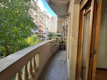 Tres ambientes con amplio balcón en Recoleta