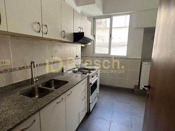 Tres ambientes con amplio balcón en Recoleta