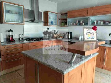 EXCLUSIVA RESIDENCIA EN PRADO LARGO, CON BUENOS ACABADOS