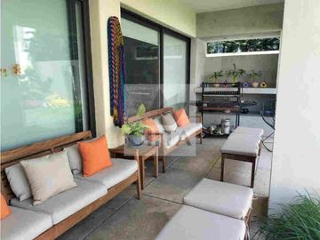 EXCLUSIVA RESIDENCIA EN PRADO LARGO, CON BUENOS ACABADOS