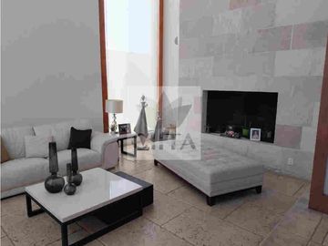 EXCLUSIVA RESIDENCIA EN PRADO LARGO, CON BUENOS ACABADOS