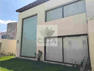 EXCLUSIVA RESIDENCIA EN PRADO LARGO, CON BUENOS ACABADOS