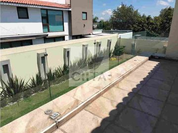 EXCLUSIVA RESIDENCIA EN PRADO LARGO, CON BUENOS ACABADOS