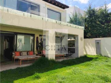 EXCLUSIVA RESIDENCIA EN PRADO LARGO, CON BUENOS ACABADOS