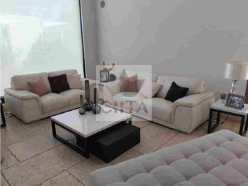 EXCLUSIVA RESIDENCIA EN PRADO LARGO, CON BUENOS ACABADOS