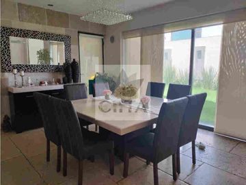 EXCLUSIVA RESIDENCIA EN PRADO LARGO, CON BUENOS ACABADOS