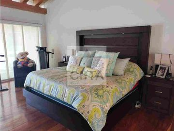 EXCLUSIVA RESIDENCIA EN PRADO LARGO, CON BUENOS ACABADOS