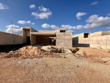 CASA  EN VENTA, CASA BLANCA CON 1,042 M2, 4 RECÁMARAS Y ALBERCA, MÉRIDA, DZITYÁ.