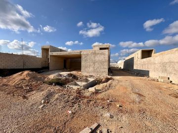 CASA  EN VENTA, CASA BLANCA CON 1,042 M2, 4 RECÁMARAS Y ALBERCA, MÉRIDA, DZITYÁ.