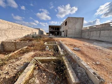 CASA  EN VENTA, CASA BLANCA CON 1,042 M2, 4 RECÁMARAS Y ALBERCA, MÉRIDA, DZITYÁ.
