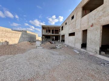 CASA  EN VENTA, CASA BLANCA CON 1,042 M2, 4 RECÁMARAS Y ALBERCA, MÉRIDA, DZITYÁ.
