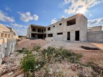 CASA  EN VENTA, CASA BLANCA CON 1,042 M2, 4 RECÁMARAS Y ALBERCA, MÉRIDA, DZITYÁ.