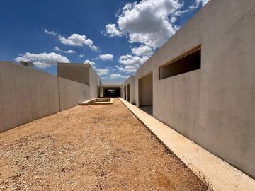 CASA EN VENTA UNA PLANTA, SERENITY CON 4 RECÁMARAS Y ALBERCA, MÉRIDA, DZITYÁ