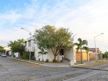 Hermosa casa en Real Santa Barbara