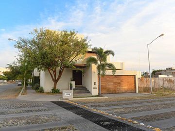 Hermosa casa en Real Santa Barbara