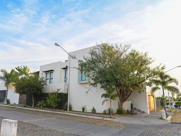 Hermosa casa en Real Santa Barbara