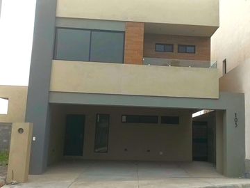Casa 3 niveles Frente a parque Infantil Dominio Cumbres