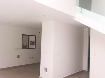 Casa 3 niveles Frente a parque Infantil Dominio Cumbres