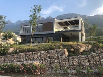 Casa 3 niveles Con Sótano en Dominio Cumbres