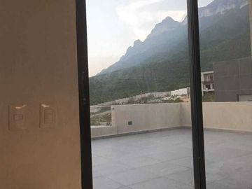 Casa 3 niveles Con Sótano en Dominio Cumbres