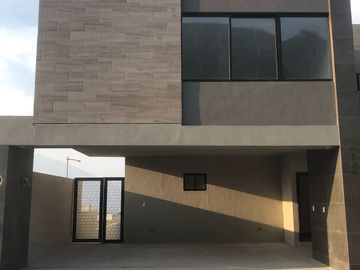 Casa 3 niveles Con Sótano en Dominio Cumbres