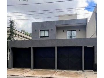 CASA 3 AMBIENTES con cochera CENTRO DE ITUZAINGO lado Norte