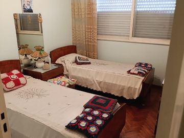 Casa en venta de 5 dormitorios c/ cochera en Lomas del Mirador APTO CREDITO