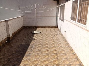 Casa en venta de 5 dormitorios c/ cochera en Lomas del Mirador APTO CREDITO