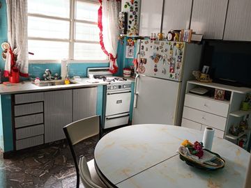 Casa en venta de 5 dormitorios c/ cochera en Lomas del Mirador APTO CREDITO