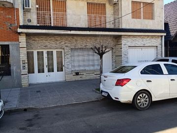 Casa en venta de 5 dormitorios c/ cochera en Lomas del Mirador APTO CREDITO
