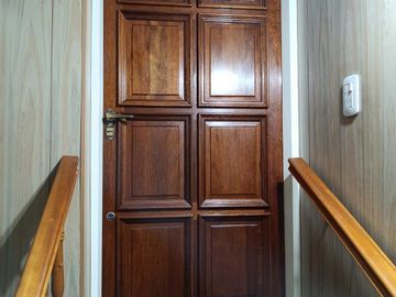Casa en venta de 5 dormitorios c/ cochera en Lomas del Mirador APTO CREDITO