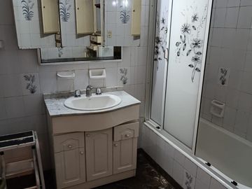 Casa en venta de 5 dormitorios c/ cochera en Lomas del Mirador APTO CREDITO