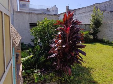 Casa en venta de 5 dormitorios c/ cochera en Lomas del Mirador APTO CREDITO