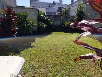 Casa en venta de 5 dormitorios c/ cochera en Lomas del Mirador APTO CREDITO