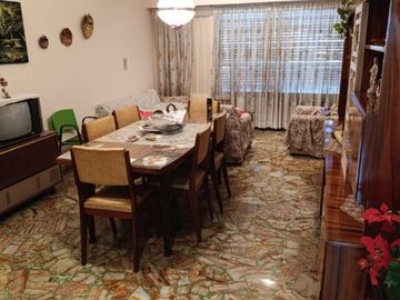 Casa en venta de 5 dormitorios c/ cochera en Lomas del Mirador APTO CREDITO