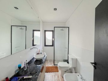 VENTA CASA DE 4 AMBIENTE EN BARRIO SAN SEBASTIAN
