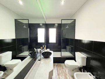 VENTA CASA DE 4 AMBIENTE EN BARRIO SAN SEBASTIAN