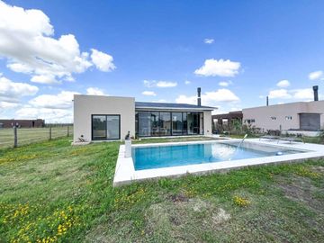 VENTA CASA DE 4 AMBIENTE EN BARRIO SAN SEBASTIAN