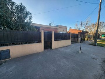 VENTA CASA 4 AMB EN MORENO CON PARQUE Y GARAGE