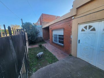 VENTA CASA 4 AMB EN MORENO CON PARQUE Y GARAGE