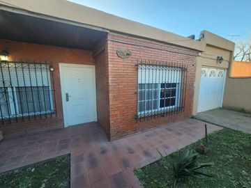 VENTA CASA 4 AMB EN MORENO CON PARQUE Y GARAGE