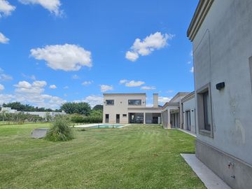 Venta Casa 7 ambientes en Fincas San Vicente