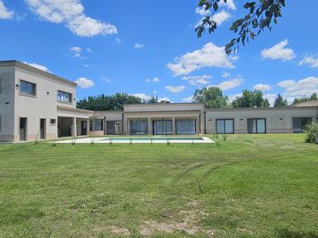 Venta Casa 7 ambientes en Fincas San Vicente