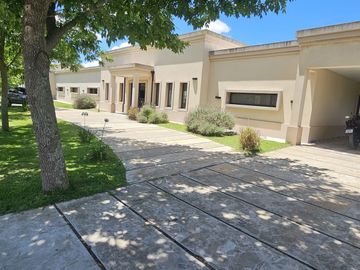 Venta Casa 7 ambientes en Fincas San Vicente