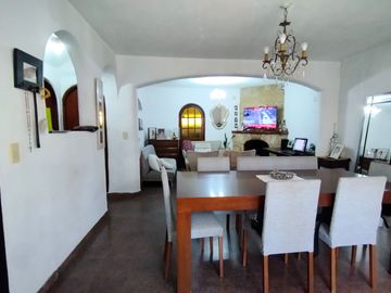 VTA CASA 5 AMB QUIN PILETA VILLA UDAONDO-APTA CRED